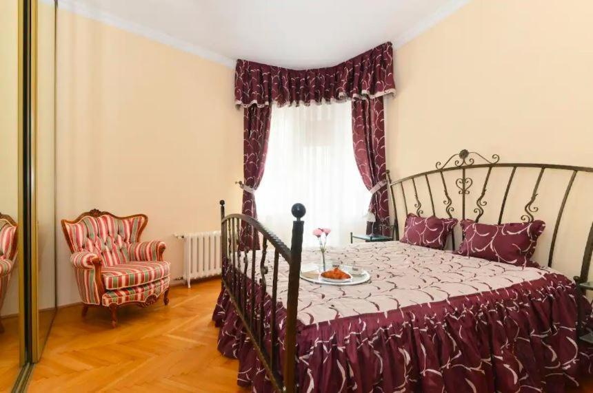 Neo-baroque Near Basilica Apartment